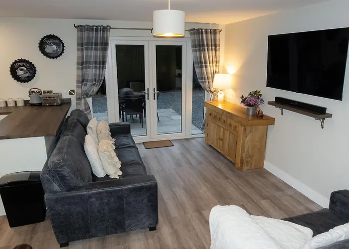 Contemporary New Build With Parking & Garden In Central Location