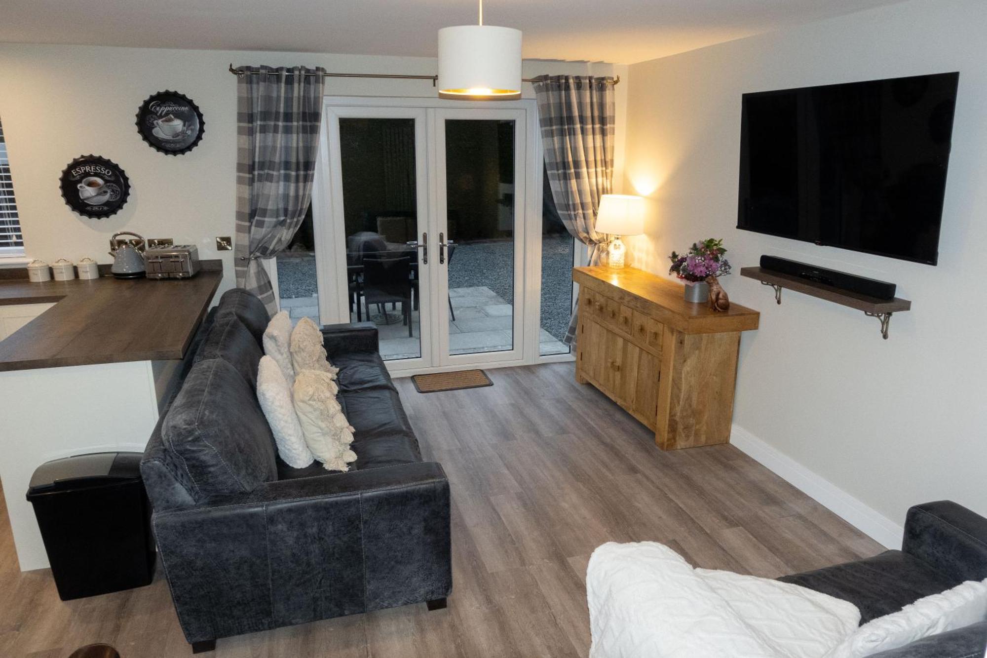 Contemporary New Build With Parking & Garden In Location Holiday home