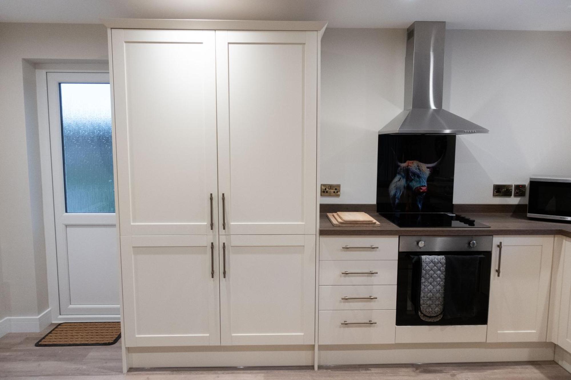 Holiday home Contemporary New Build With Parking & Garden In Location