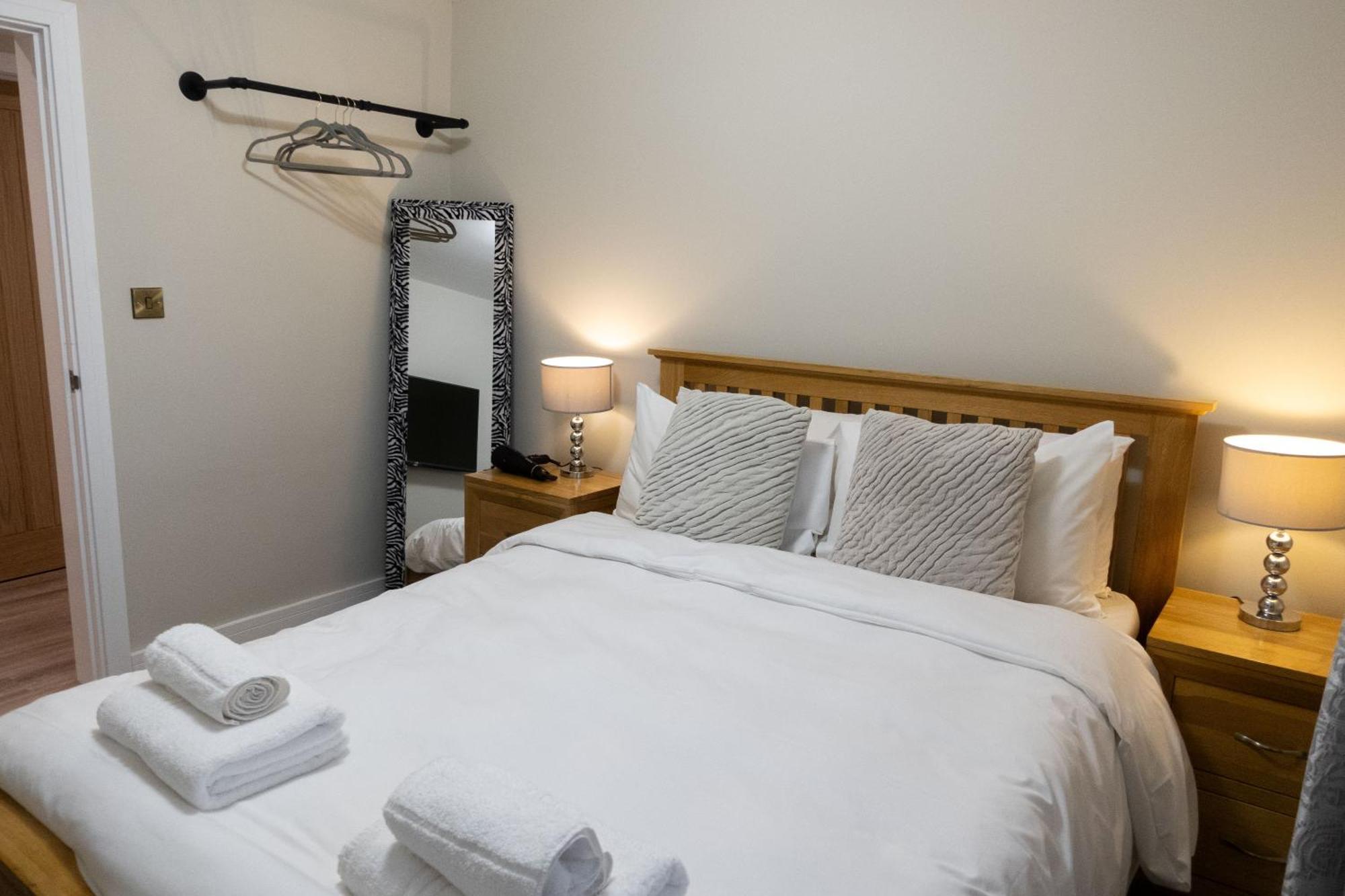 Contemporary New Build With Parking & Garden In Location Holiday home *