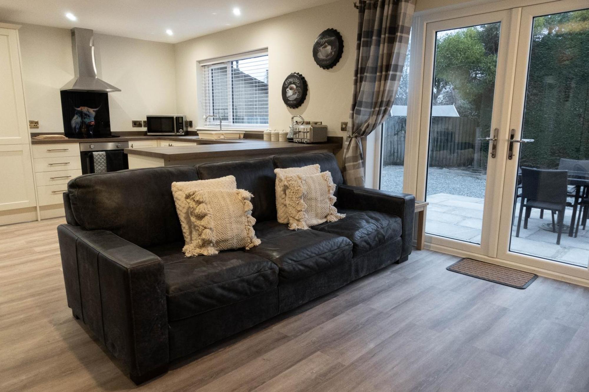 Contemporary New Build With Parking & Garden In Location Holiday home *