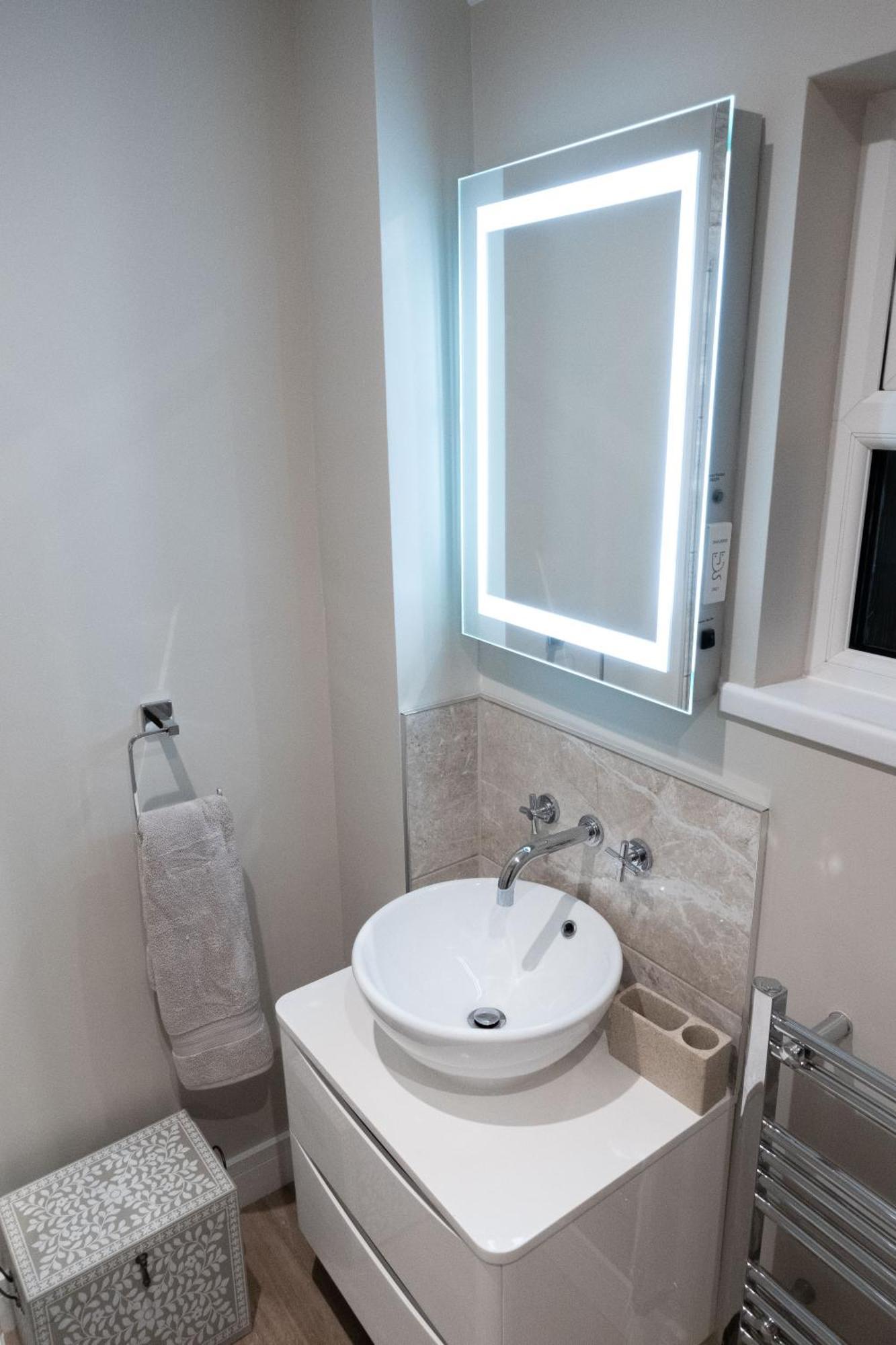 Contemporary New Build With Parking & Garden In Location