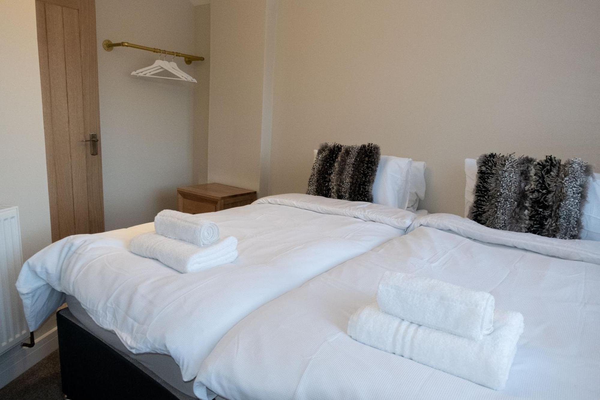 Holiday home Contemporary New Build With Parking & Garden In Location