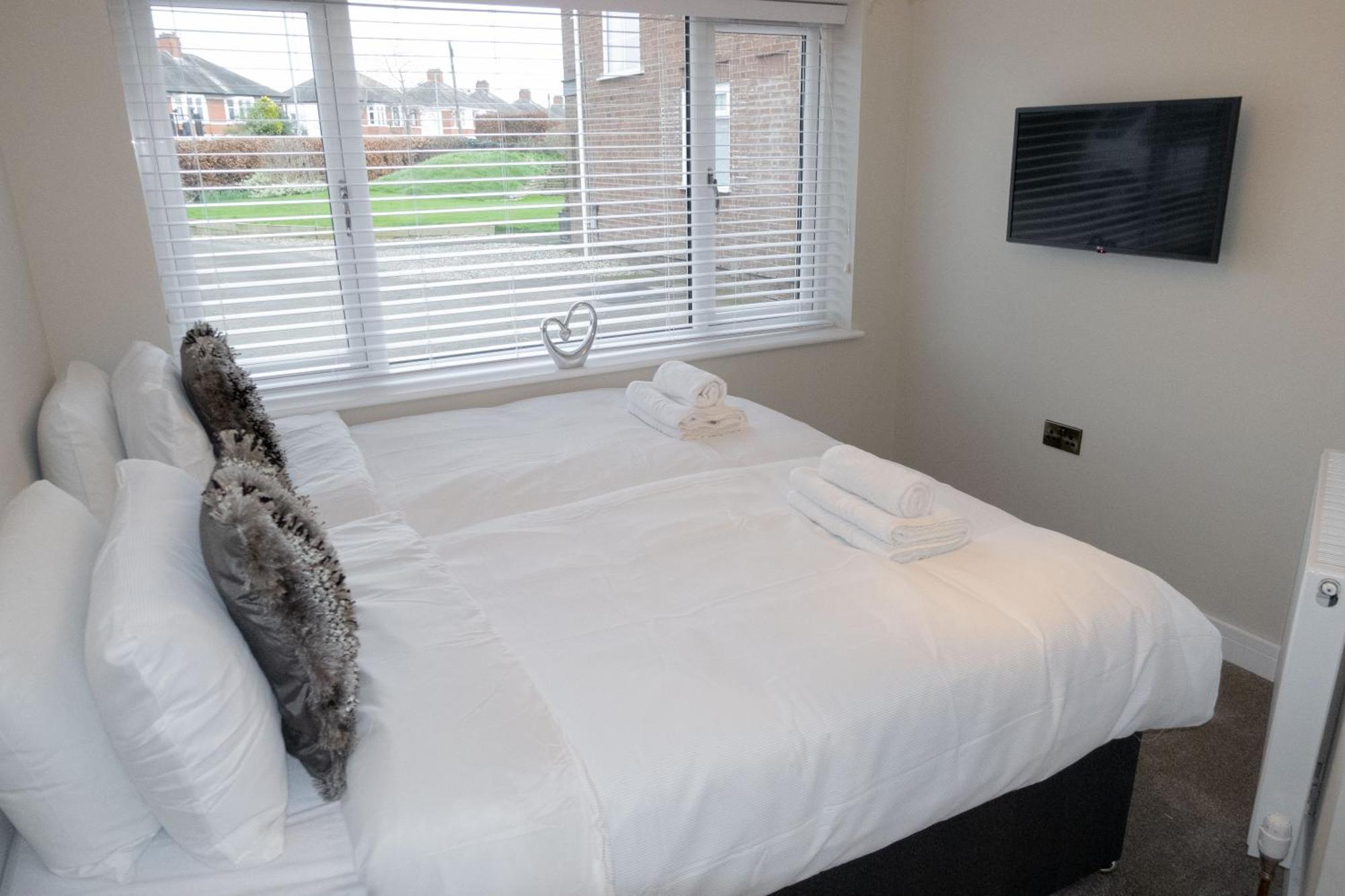 Holiday home Contemporary New Build With Parking & Garden In Location