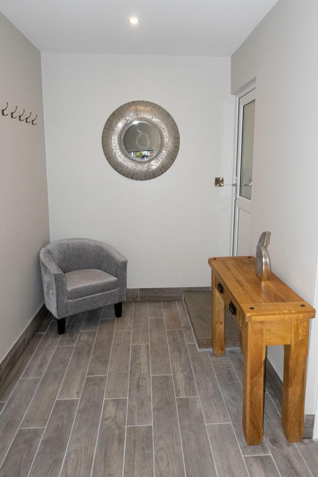 Contemporary New Build With Parking & Garden In Location Holiday home