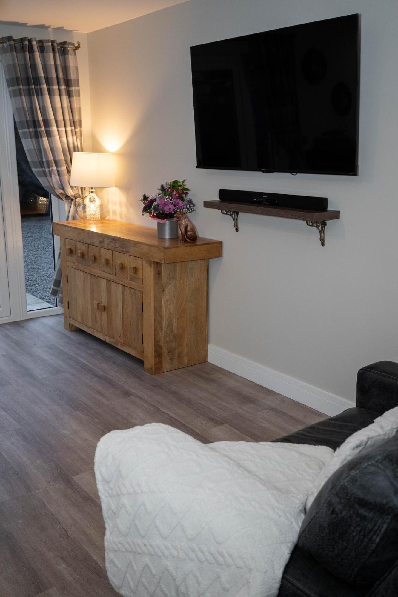 Contemporary New Build With Parking & Garden In Location