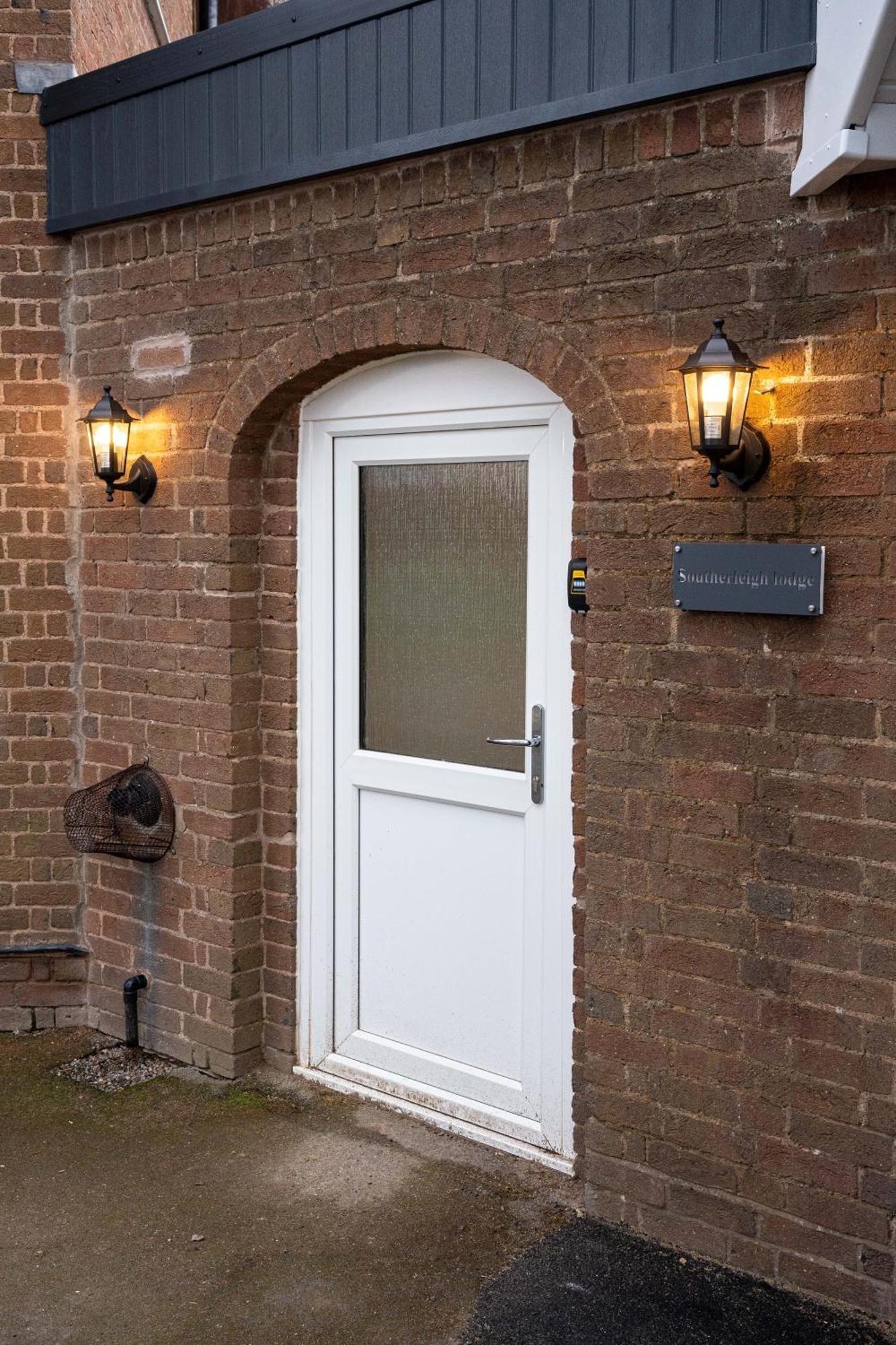 Contemporary New Build With Parking & Garden In Location Holiday home *