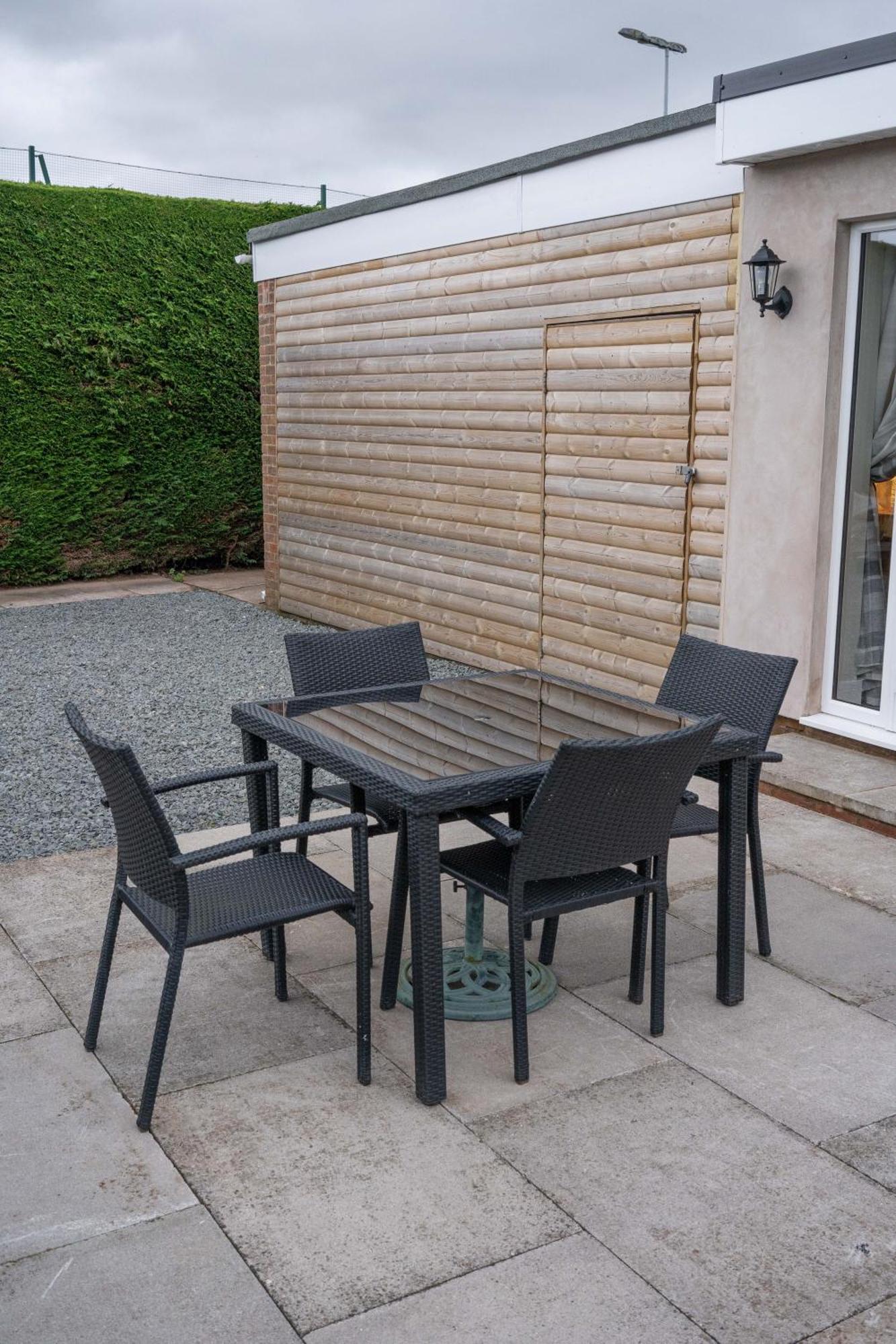 Holiday home Contemporary New Build With Parking & Garden In Location