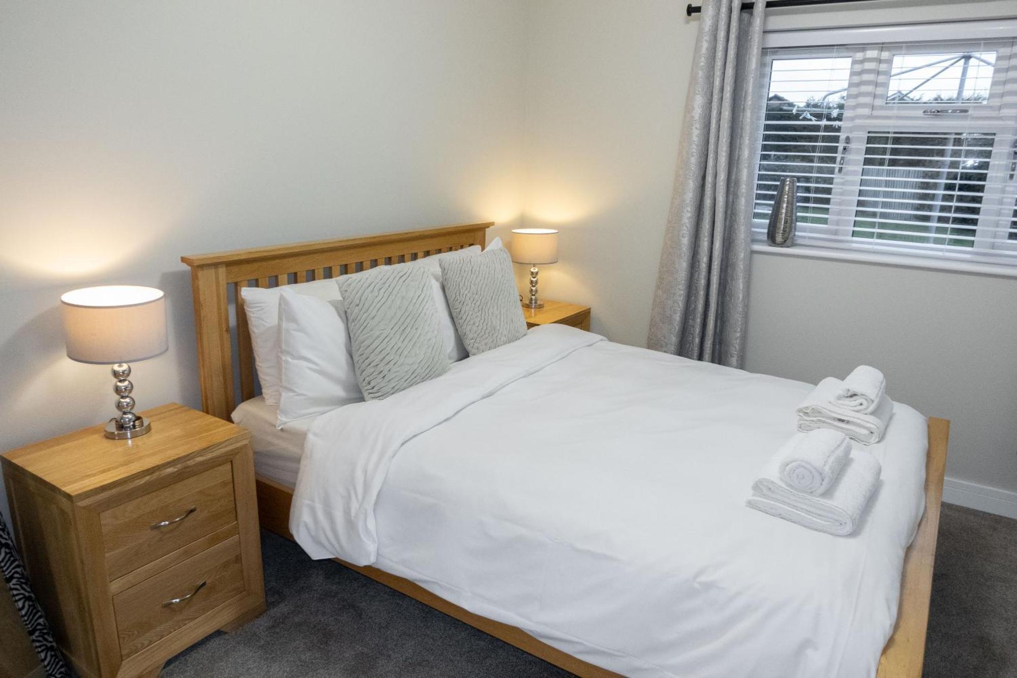 Contemporary New Build With Parking & Garden In Location Holiday home *