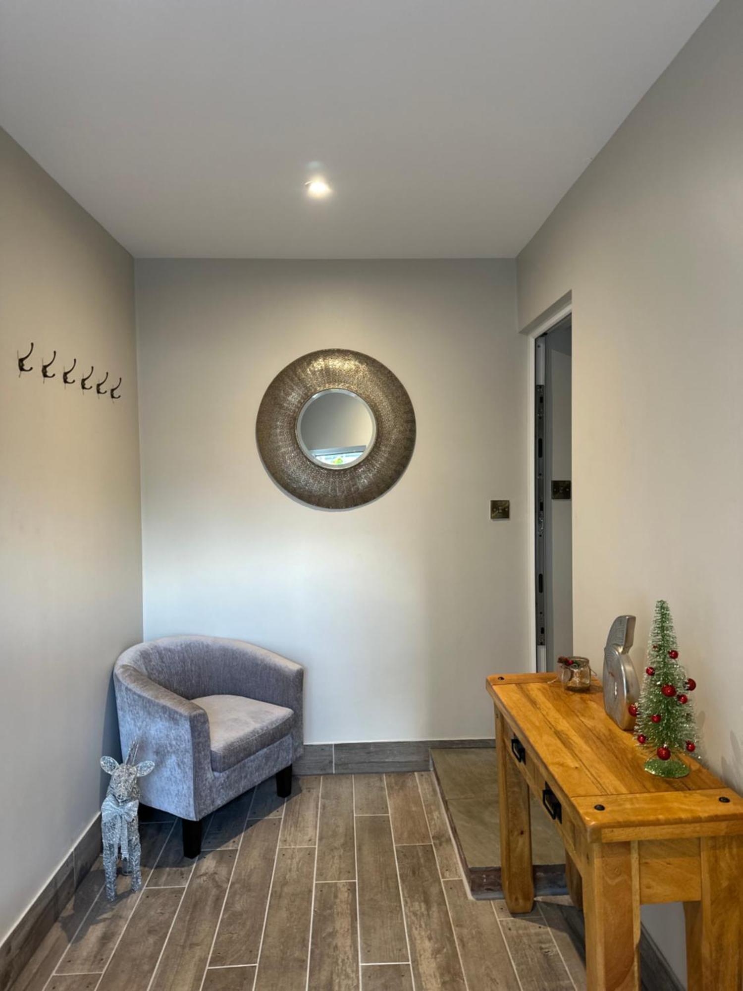 Contemporary New Build With Parking & Garden In Location